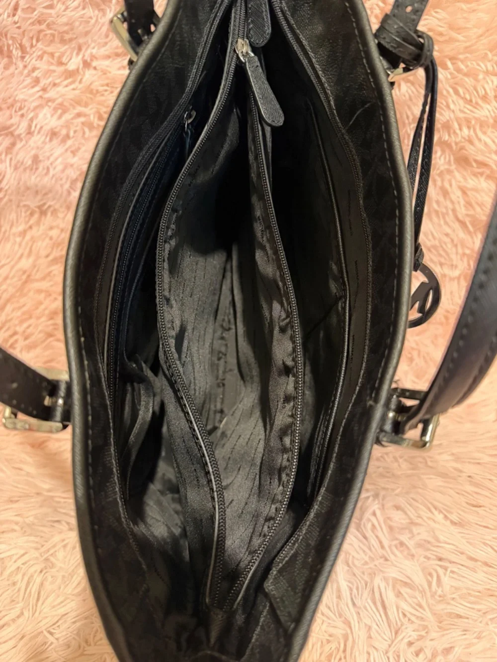 Micheal Kors tote - Picture 4 of 5